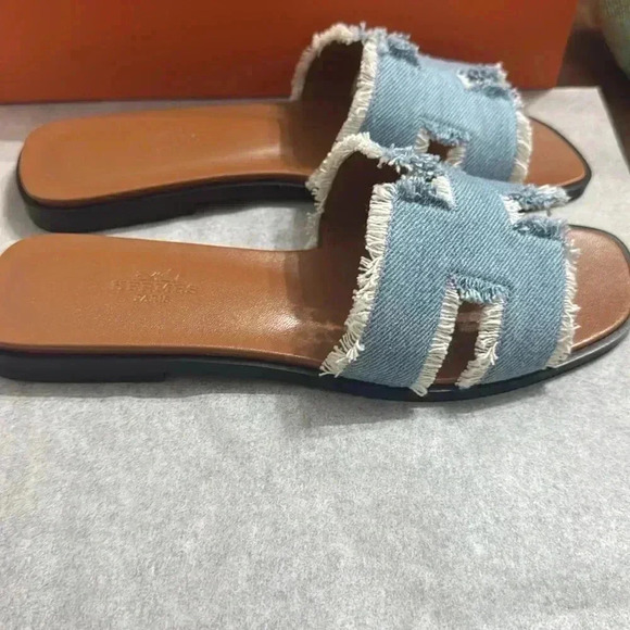 HERMES ORAN FRINGED LIGHT DENIM SANDAL
-NEW FULL SET 
-NEVER WORN
SZ38 - Picture 2 of 8
